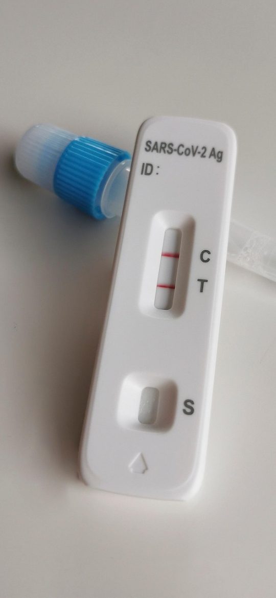 反应速度测试应用主界面，深灰背景中央一块待命状态的方形信号区，屏幕下方显示上一轮成绩